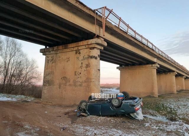 Водитель погиб, упав на автомобиле с моста на трассе М-5 