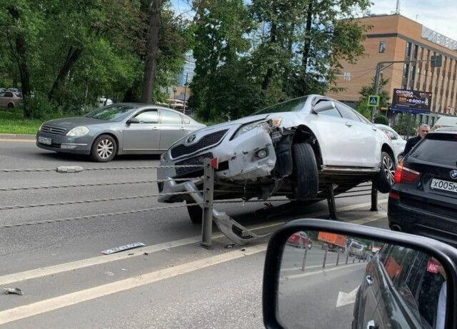 Toyota наехала на ограждение и повисла на Можайском шоссе в Одинцово 