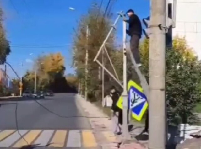 В Томске рабочий упал во время демонтажа дорожного знака