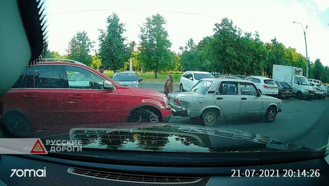 Девушка на «Жигулях» въехала в Volvo на парковке в Петербурге