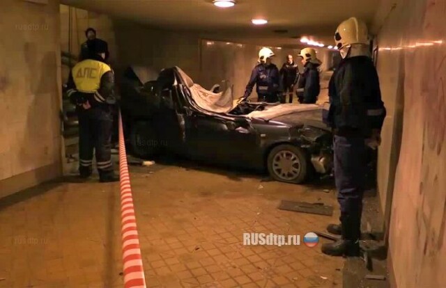 На Ленинском проспекте женщина погибла, влетев на машине в подземный переход 