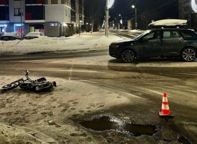 В Петрозаводске женщина сбила курьера на электровелосипеде 