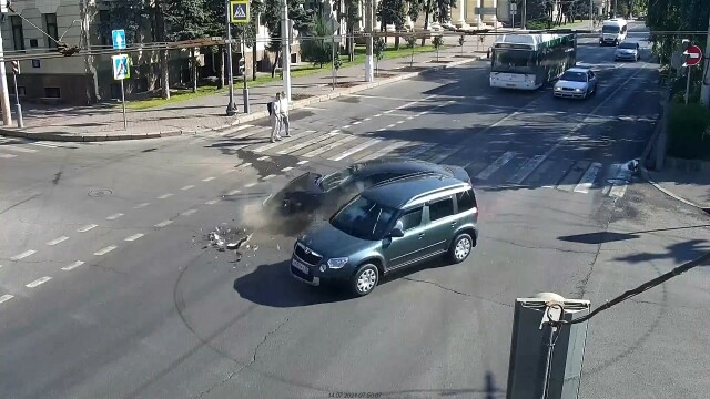 «Крайслер» и «Шкода» столкнулись на перекрестке в Волгограде