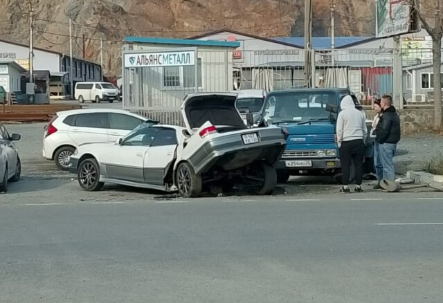 В Находке легковой автомобиль врезался в столб и развалился на две части 