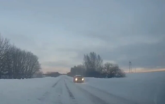 «Выкинуло на ровном месте»: автомобиль занесло на зимней дороге под Нижним Новгородом