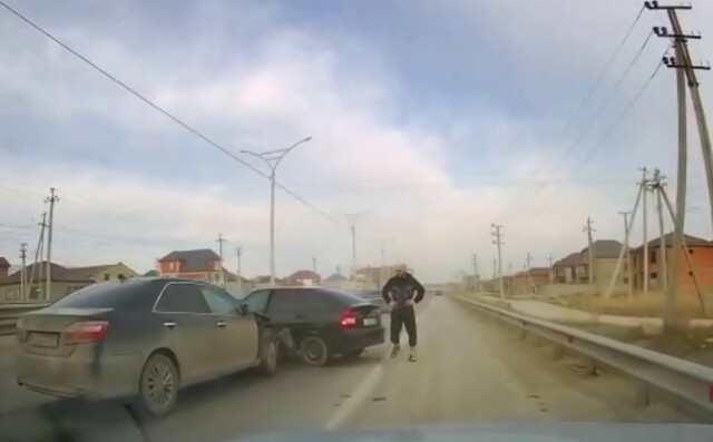 Авария в Каспийске: лихач на «Приоре» при опережении столкнулся с «Тойотой» 