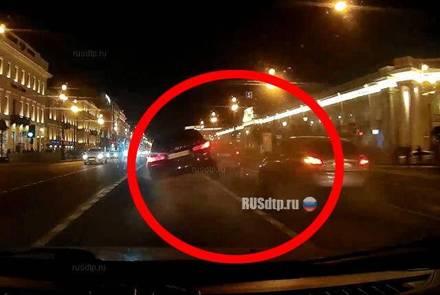 В Санкт-Петербурге автомобиль влетел в остановку. ВИДЕО 