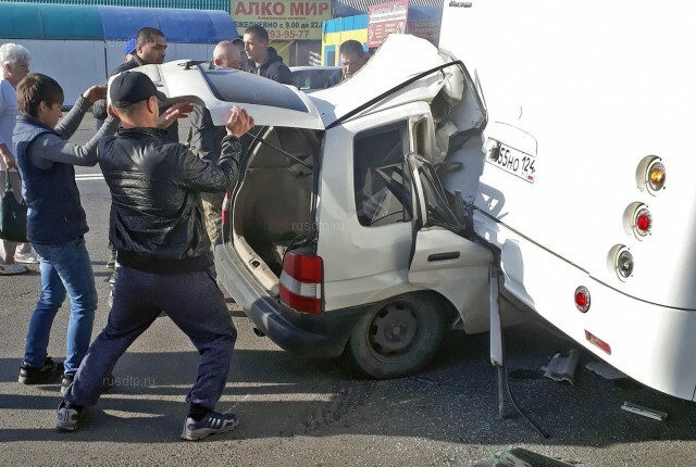 В Красноярске водитель «Мазды» погиб, врезавшись в автобус 