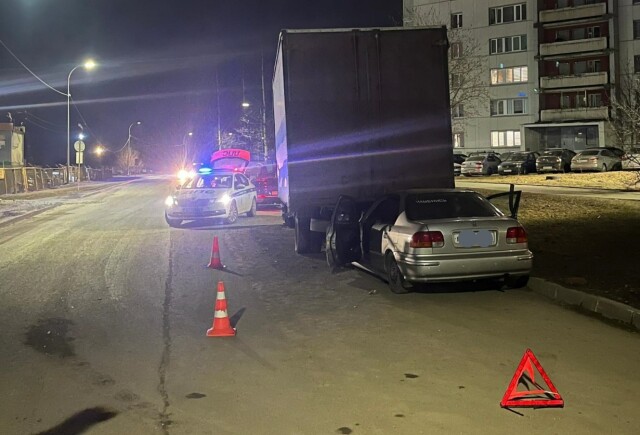 В Петрозаводске пьяный водитель врезался в два припаркованных грузовика 