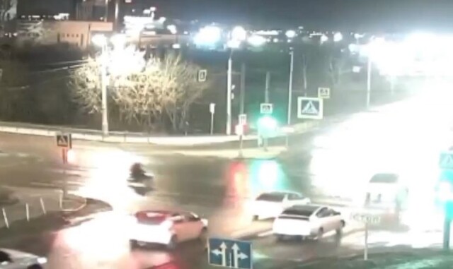 В Красноярске 17-летний подросток на мотоцикле проехал на красный и столкнулся с автомобилем