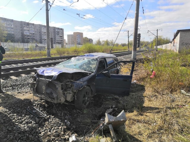Легковой автомобиль столкнулся с поездом в Вологде: водитель погиб 