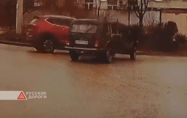 Водитель «Нивы» совершил столкновение с кроссовером на перекрестке в Симферополе 