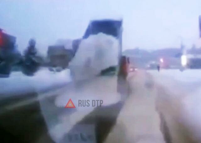 В Бийске грузовик выгрузил снег прямо на дорогу