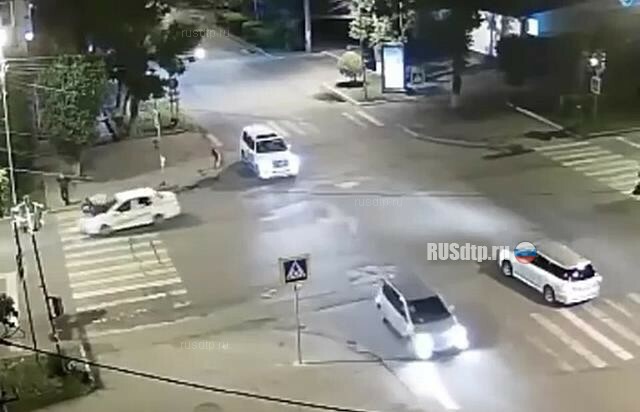 Таксист сбил двоих пешеходов в Уссурийске