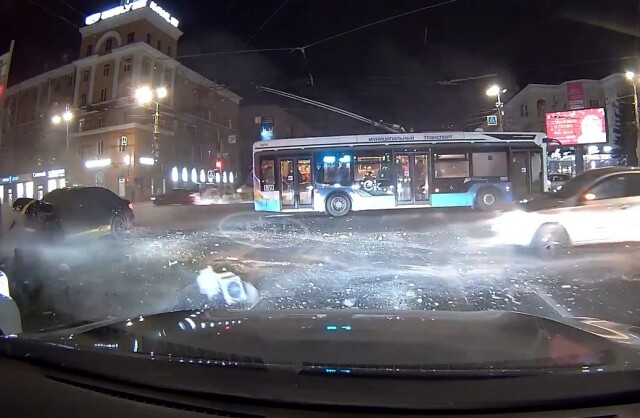 Два автомобиля и троллейбус столкнулись на перекрестке в Омске 