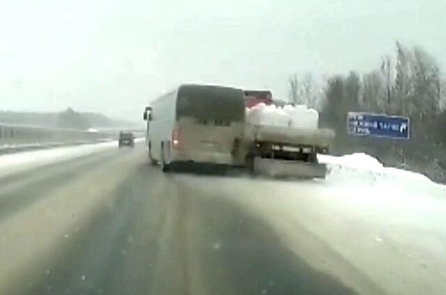 ДТП на дублёре Сибирского тракта: автобус столкнулся со стоящим большегрузом