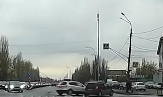 Момент ДТП в Нижнем Новгороде: водитель «Мерседеса» проехал на красный и столкнулся с автомобилем 