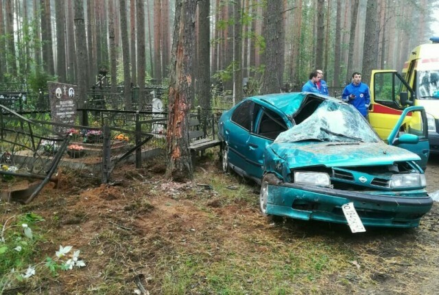 Во Всеволожске пьяная девушка на «Ниссане» погибла в ДТП на территории кладбища 