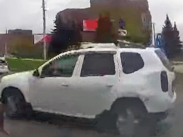 В Красноярске водитель «Дастера» поворачивал под стрелку и не уступил дорогу автомобилю 