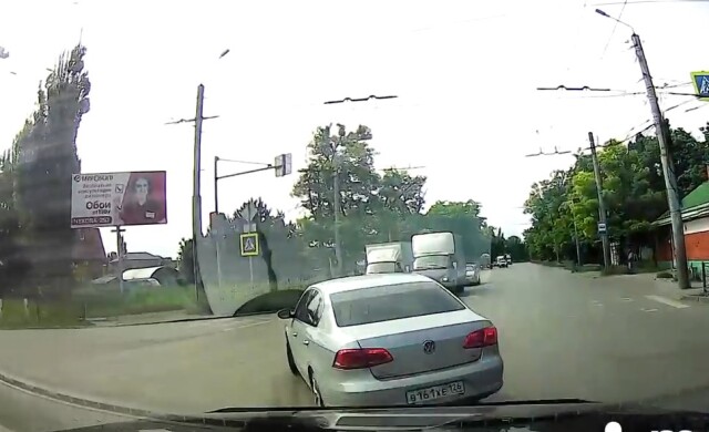 Авария на перекрестке в Таганроге: один поворачивал, а другой летел на желтый 