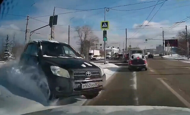 В Пензе автоледи устроила погром на перекрестке, пытаясь развернуться