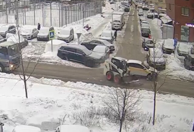 В Видном таксист обгонял поток машин и столкнулся с погрузчиком