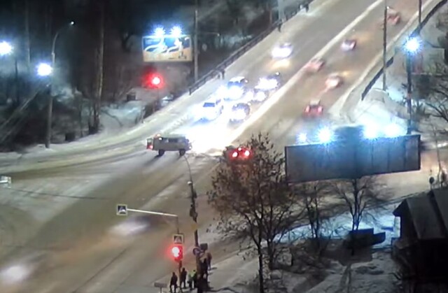 Авария на перекрестке в Вологде: водитель легковушки проехал на красный и врезался в УАЗ