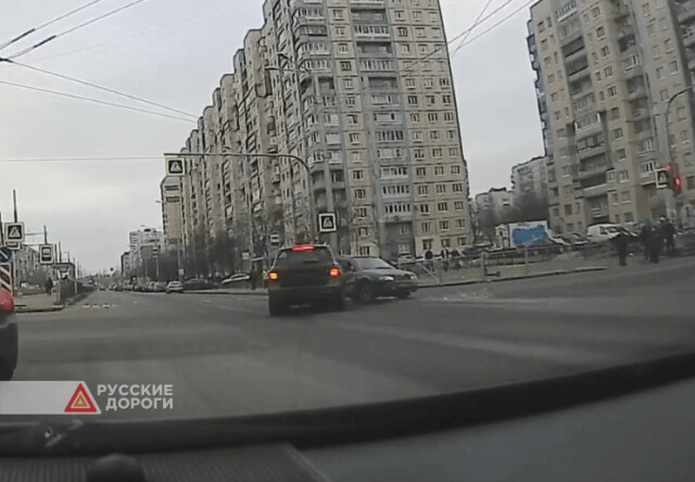 В Петербурге водитель внедорожника проскакивал на красный и попал в ДТП