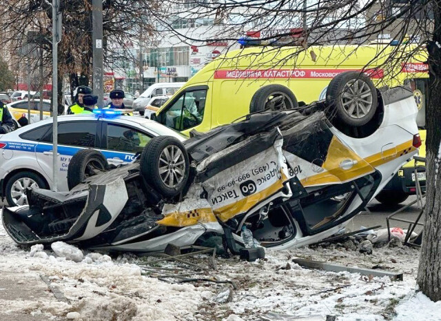 Такси перевернулось в результате ДТП в Серпухове 