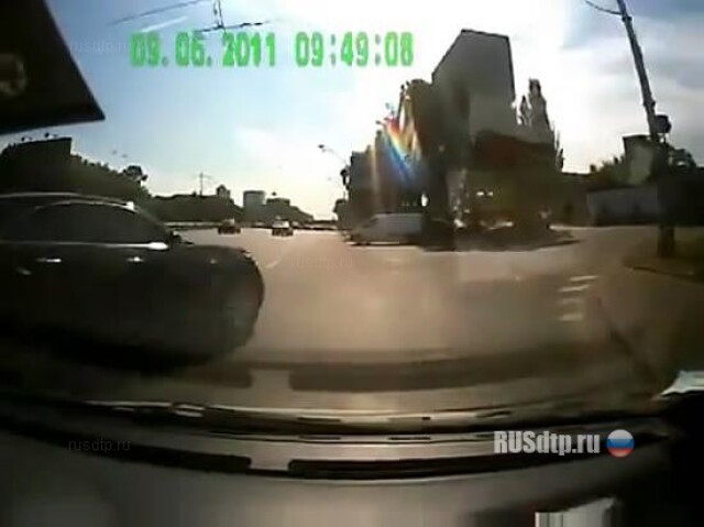 Въехал в Infiniti на перекрестке 