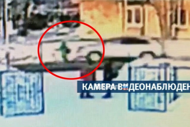 В Барнауле Lexus сбил ребенка на пешеходном переходе. ВИДЕО