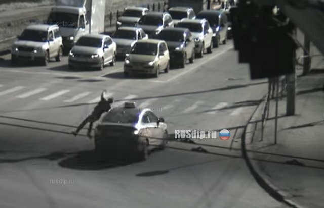 Пешеход бросился под колеса такси в Ижевске