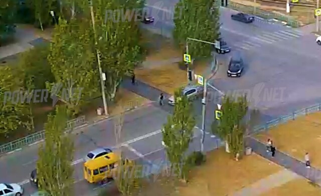 В Волжском велосипедист попал под машину, пытаясь проехать дорогу по пешеходному переходу