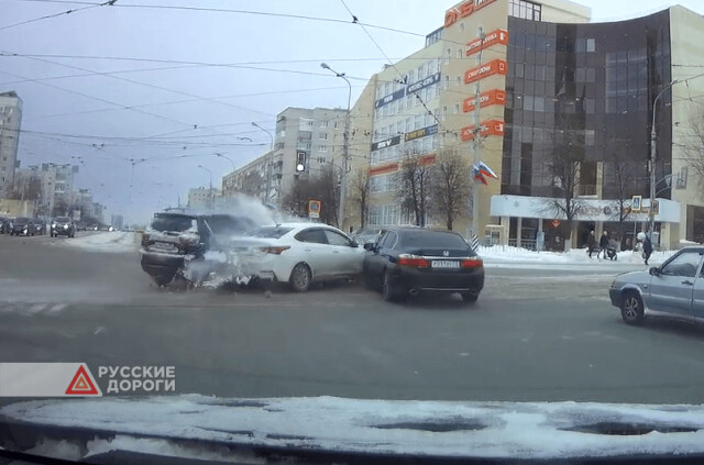 Три автомобиля столкнулись на перекрестке в Ульяновске