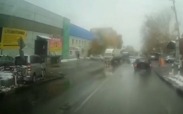 В Новосибирске минивэн при движении задним ходом столкнулся с автомобилем и врезался в шлагбаум