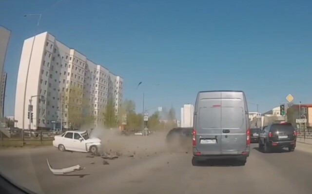 Водитель белой «Лады» двигался на красный: три автомобиля столкнулись на перекрестке в Нижневартовске