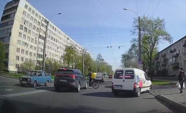 Авария в Петербурге: доставщик на велосипеде пытался пересечь проезжую часть и попал вод колеса кроссовера 