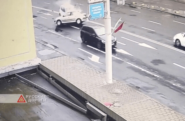 В Минске Peugeot занесло на встречную полосу