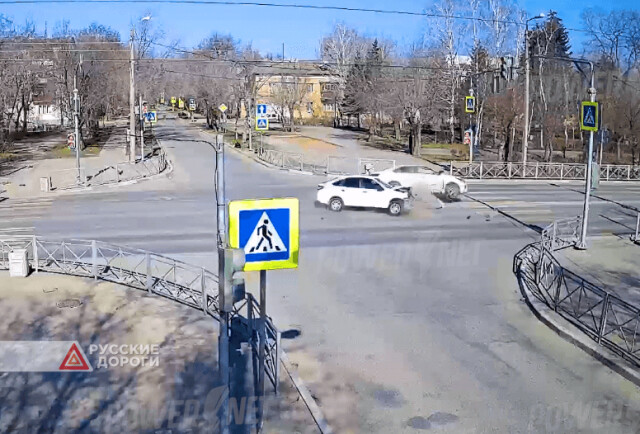 Жесткое ДТП произошло на перекрестке в Волжском