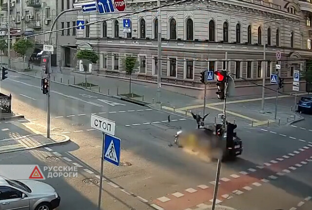 Электросамокат столкнулся с автомобилем в Киеве