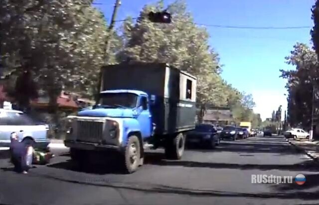 Мопедист перед ГАЗом 