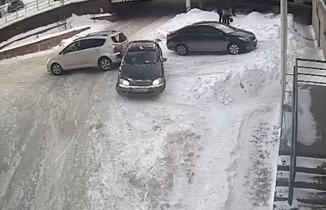 Курьезное ДТП на парковке в суровом Челябинске