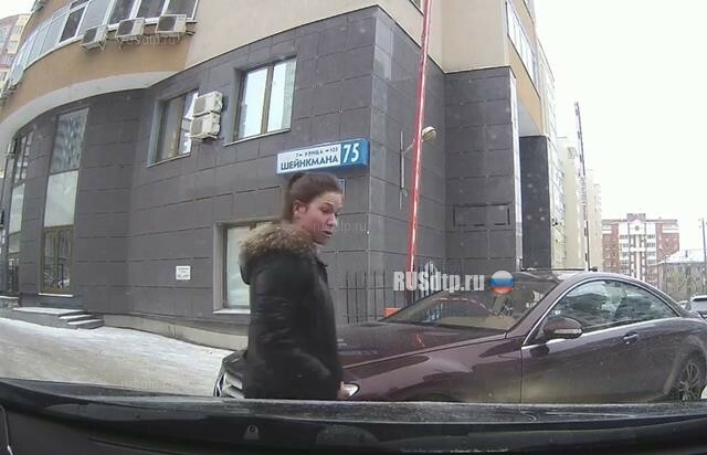 Дочь депутата обматерила водителя в Екатеринбурге 