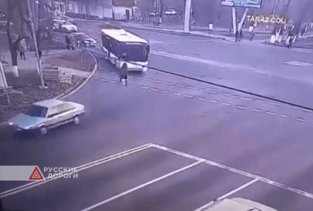 Автобус сбил переходившую дорогу женщину