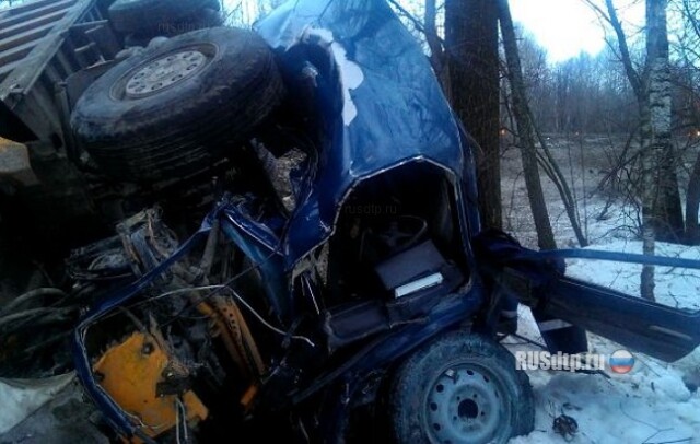 В Башкирии столкнулись Нива и два грузовика 