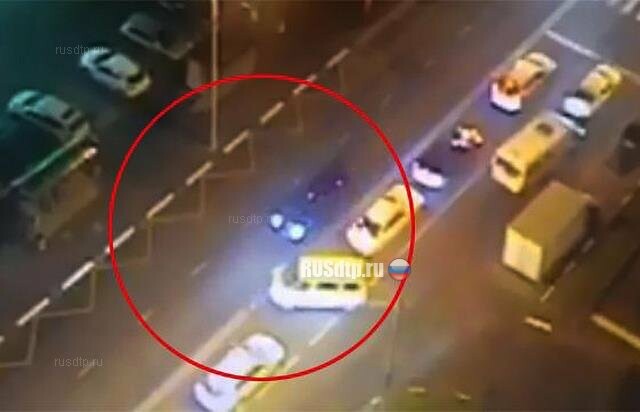 В Москве после ДТП один из водителей набросился на другого с топором и изрубил его