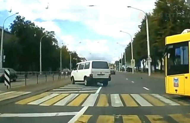 В Минске микроавтобус сбил переходившую дорогу девушку