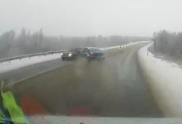 Renault Logan и Chevrolet Lanos столкнулись на Североморском шоссе в Мурманске 
