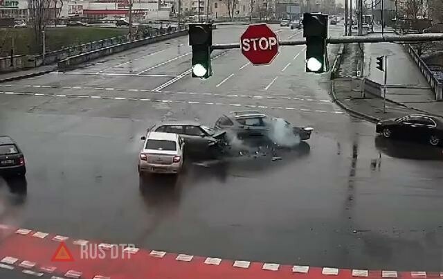 Момент тройного ДТП на перекрестке в Киеве