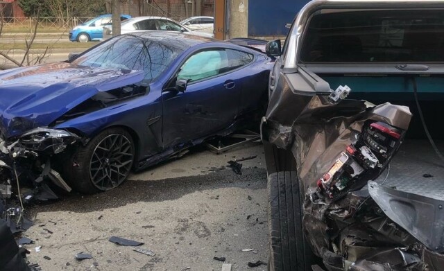 В Краснодаре водитель на BMW без прав разбил четыре припаркованных автомобиля 